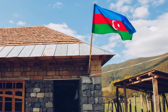 ASAN könüllüləri pensiyasının 180 manatını orduya bağışlayan Hikmət Musayevə bayraq hədiyyə edib - FOTO