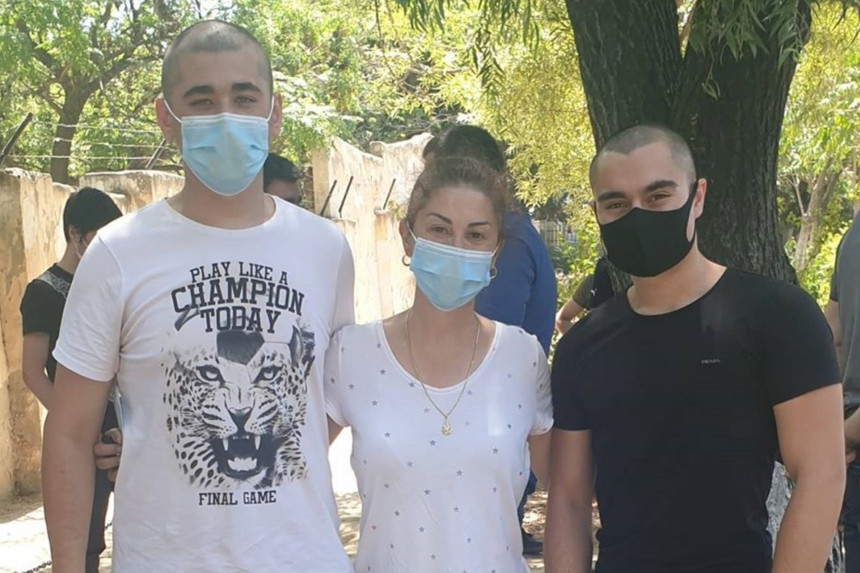 "İki oğlumu əsgərliyə yola saldım"