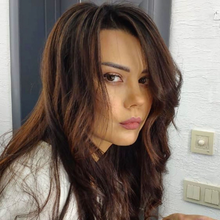 İzləyicilərinin istəyi ilə makiyajsız fotolarını paylaşdı