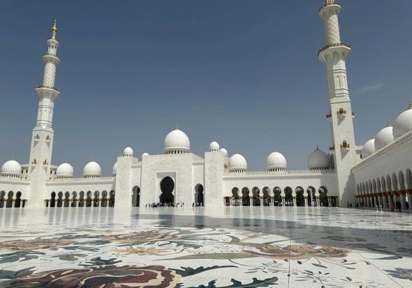 Səhrada uca göydələnləri, yamyaşıl bağları, fəvvarələri ilə heyrətamiz şəhər - BƏLƏDÇİ + FOTO