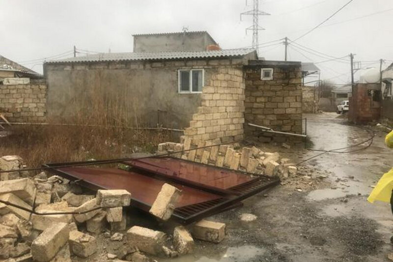 Şabranda külək evin hasarını aşırıb, 1 uşaq ölüb, ikisi yaralanıb