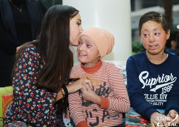 Leyla Əliyeva ixtioz, kəpənək və immundefisit xəstəliyindən əziyyət çəkən uşaqlarla görüşüb - FOTO
