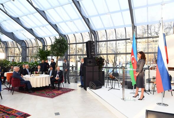 Mehriban Əliyeva Xalq Təsərrüfatı Nailiyyətləri Sərgisində "Azərbaycan" pavilyonunun açılışında - FOTO