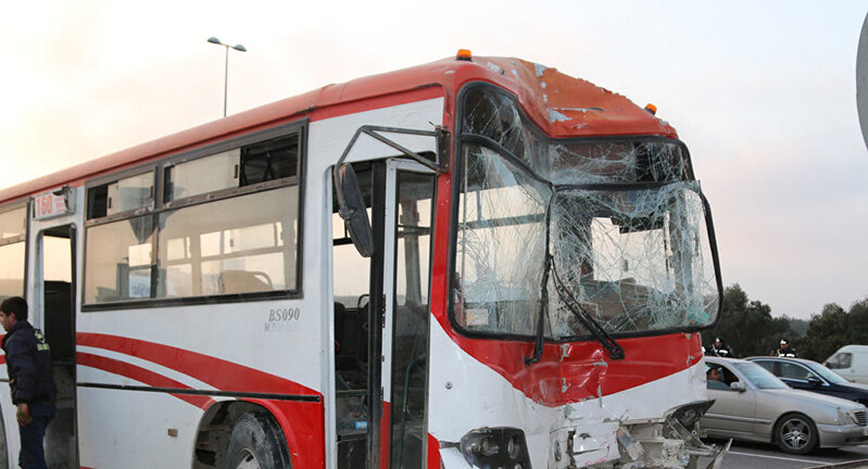 Azərbaycanda sərnişin avtobusu dayanacağa çırpıldı - Xəsarət alan var