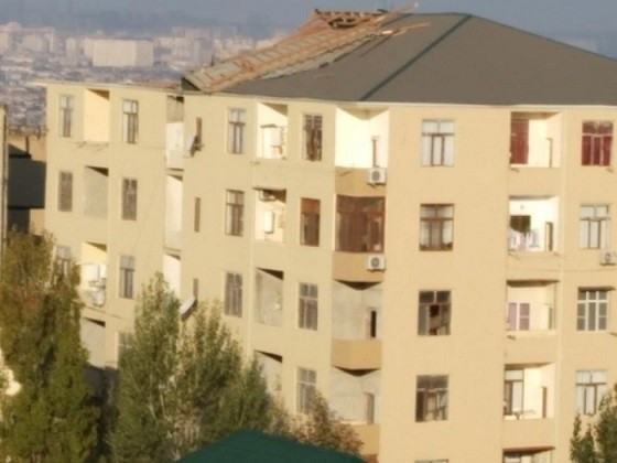 Bakıda külək binanın dam örtüyünü uçurub - FOTOLAR