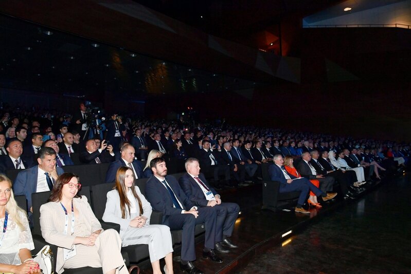 Prezident və xanımı sərgidə - FOTOLAR / YENİLƏNİB