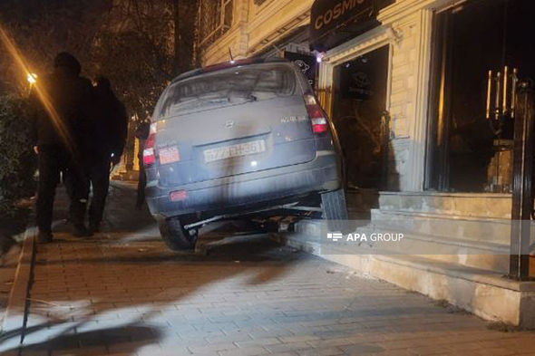 Bakıda motosikletlə toqquşan avtomobil binaya çırpıldı - FOTOLAR