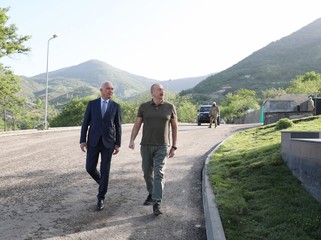 İlham Əliyev Laçın şəhərində Heydər Əliyev, Zəfər və 28 May küçələrinin kəsişməsində lövhələrin açılışını edib
