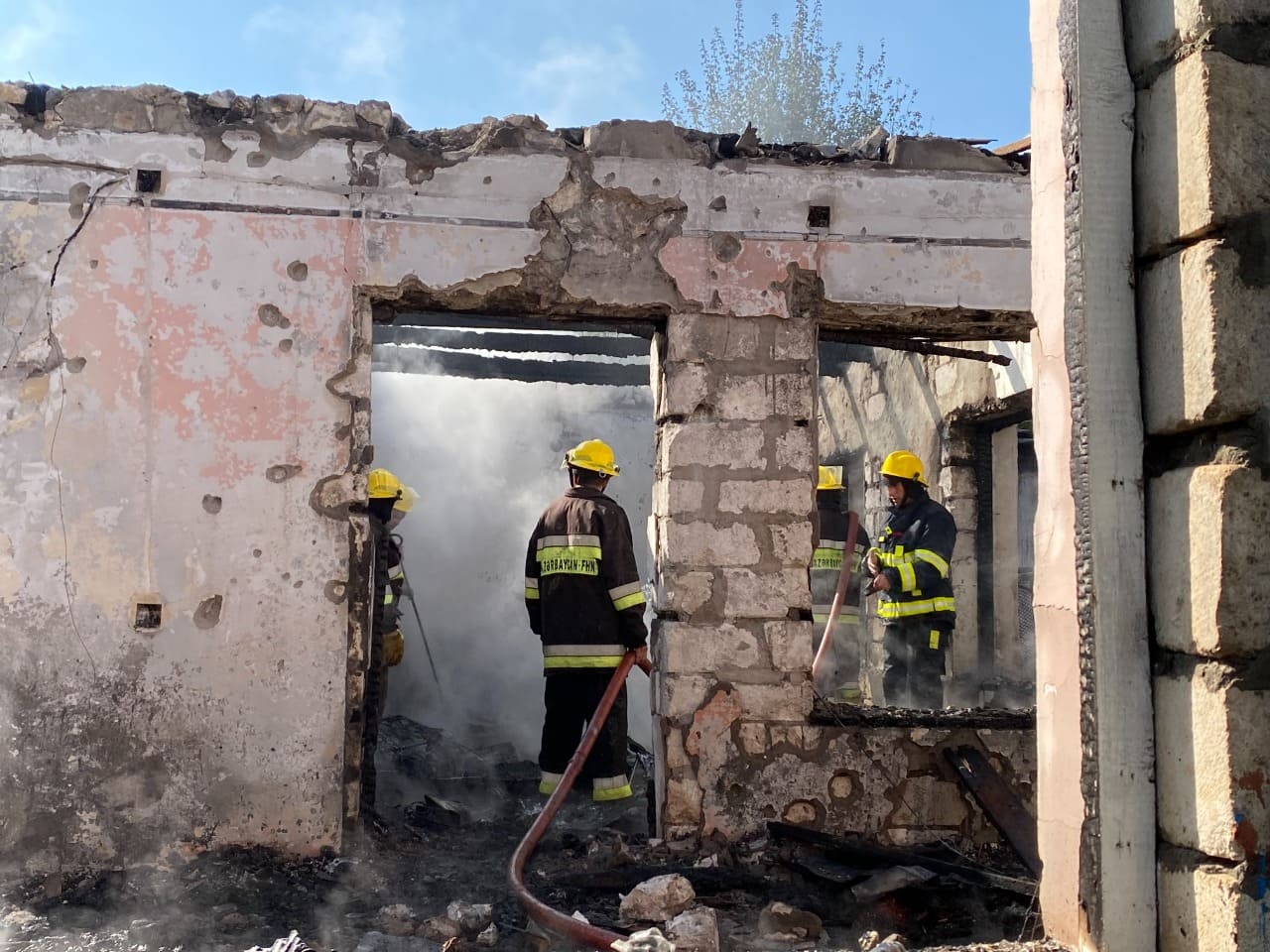 Ermənilərin atdığı mərmi nəticəsində yaşayış evində yanğın baş verib - FOTO