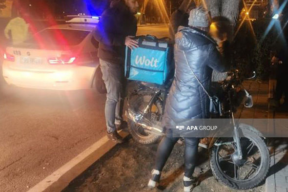 Bakıda motosikletlə toqquşan avtomobil binaya çırpıldı - FOTOLAR