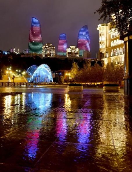 Bakıdakı bir çox məşhur binada bayraq proyeksiyası əks olunub - FOTO