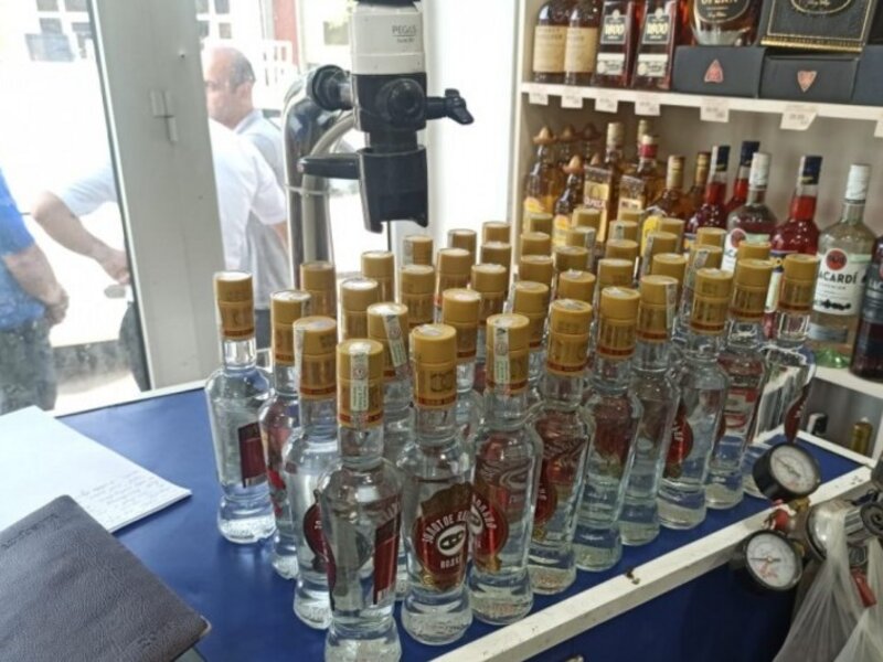 Bərdədə saxta alkoqollu içkilərin satışı müəssisəsi aşkarlandı