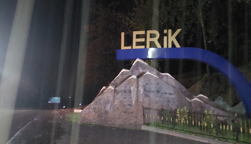 Lerikdə avtomobil dumanlı havada dərəyə yuvarlandı