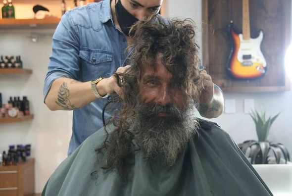Evsiz kişi saç-saqqalı kəsiləndən sonra ailəsi 10 il əvvəl itkin düşən yaxınlarını tanıdı - FOTO/VİDEO