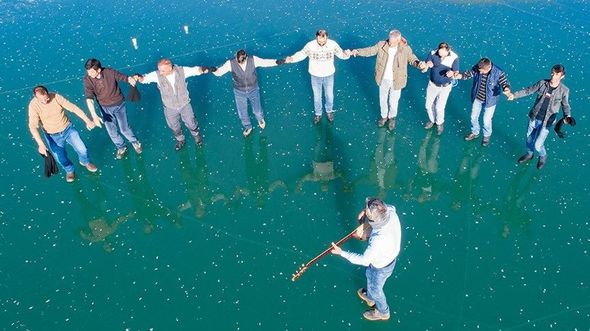 Buz bağlayan göldən möhtəşəm görüntülər - FOTO 