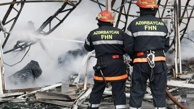 Bakıda beşotaqlı ev yandı