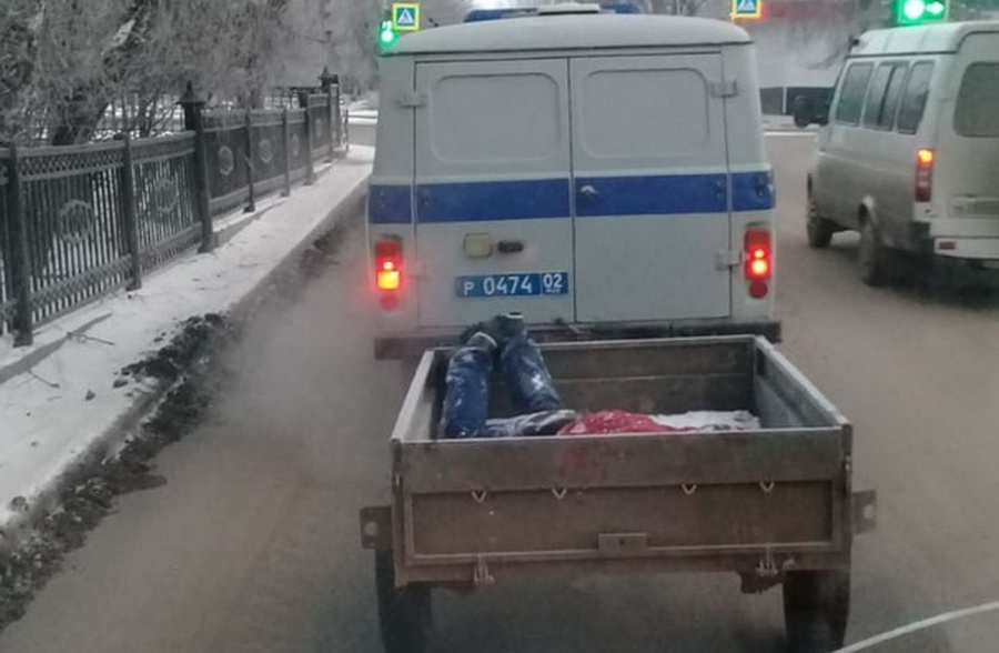 Polislər meyiti qoşquda apardılar - FOTO