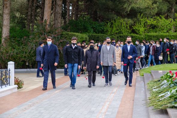 Gənclər təşkilatları ulu öndər Heydər Əliyevin məzarını ziyarət ediblər - FOTO