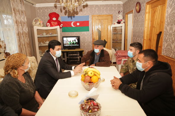 İcra başçısı şəhid ailələri və yaralı hərbçilərlə görüşdü - FOTO