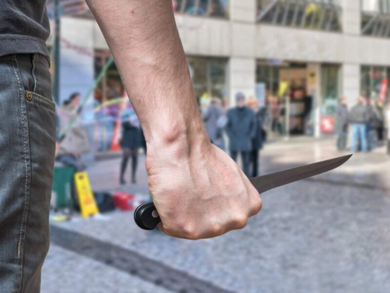 Şəmkirdə parkda bıçaqlanma olub