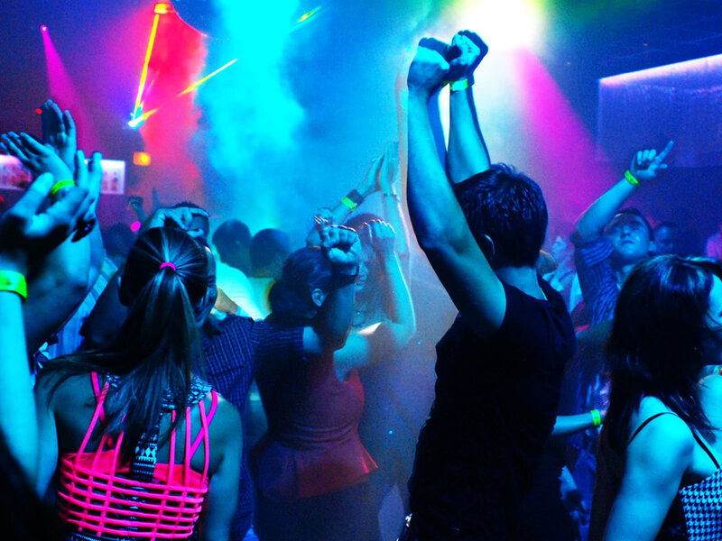 Bakıda polis məşhur gecə klubunda əməliyyat keçirdi, saxlanılanlar var - VİDEO