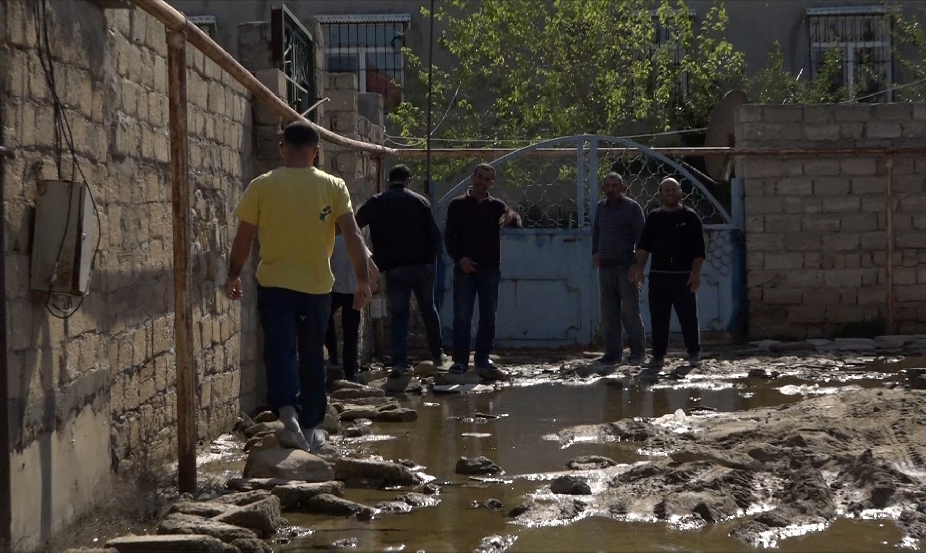 Macəra dolu Bakı qəsəbəsi: Evə getmək ekstrimə çevrilib - VİDEO