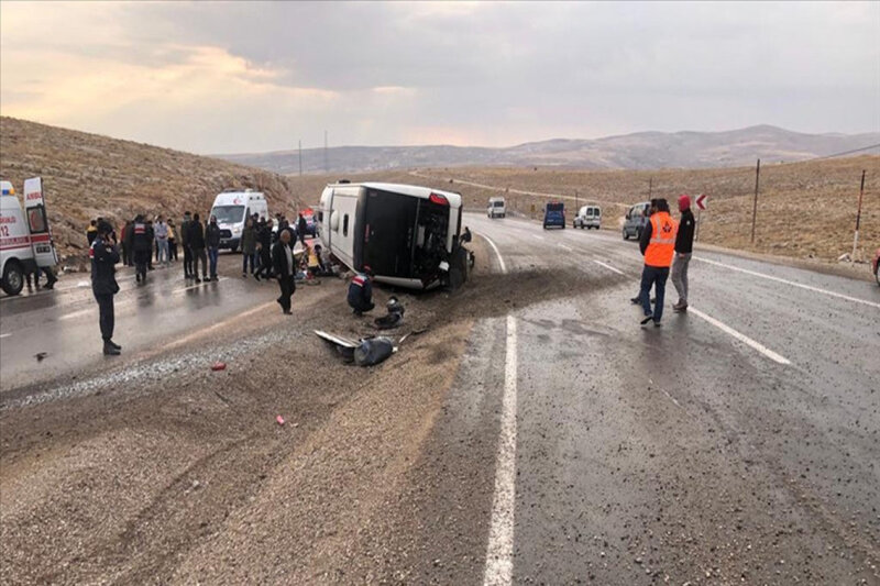 Türkiyədə avtobus aşdı - Ölən və yaralananlar var