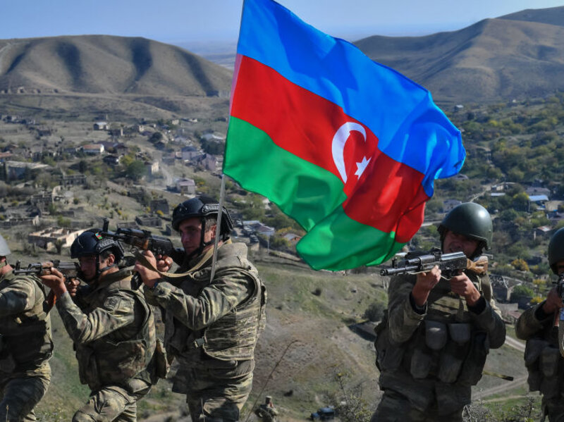 Bir qrup hərbçi 
