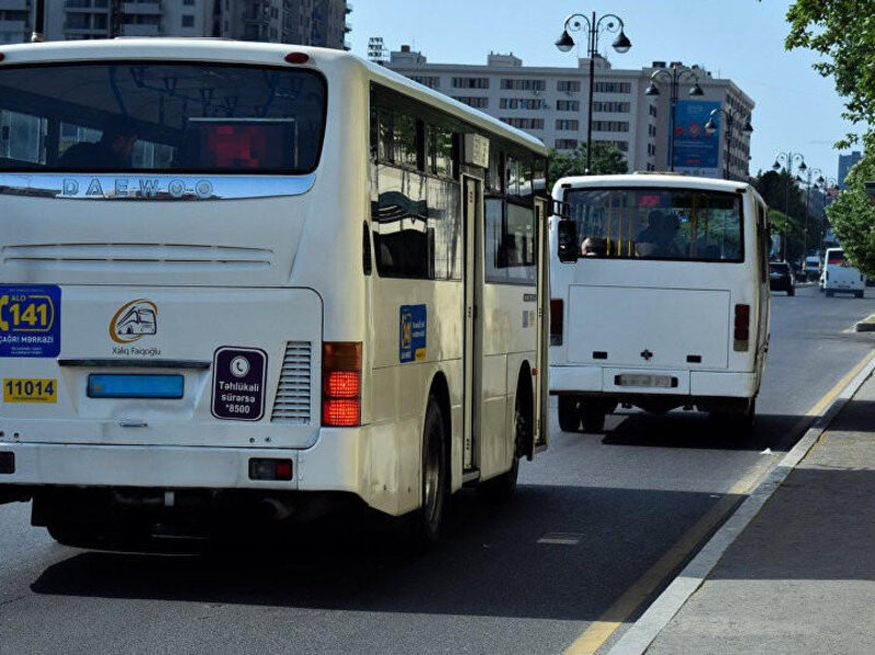 Bakıda avtobusda sürücü əyləci basdı: 18 yaşlı qız kəllə-beyin travması aldı