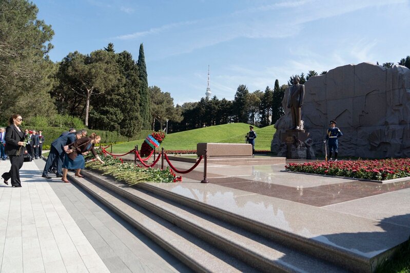 İCMA üzvləri Fəxri xiyabanı ziyarət etdilər - FOTO