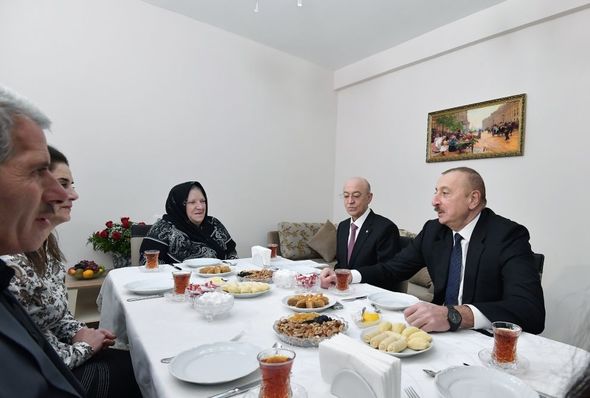 Ölkə başçısı Şamaxıda zəlzələdən zərər görmüş ailələr üçün yeni tikilmiş bina ilə tanış olub - FOTO