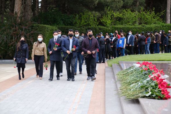 Gənclər təşkilatları ulu öndər Heydər Əliyevin məzarını ziyarət ediblər - FOTO