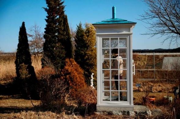 Ölən əzizləri ilə "danışmaq" üçün telefon köşkü tikdilər - FOTO