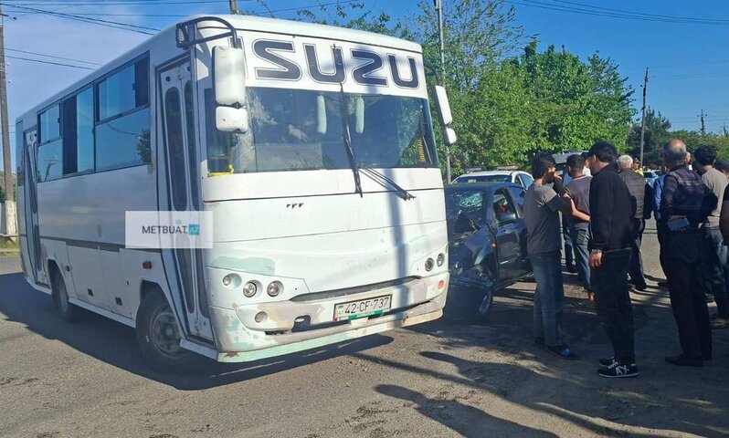 Lənkəranda sərnişin avtobusu minik avtomobillə toqquşdu - FOTO