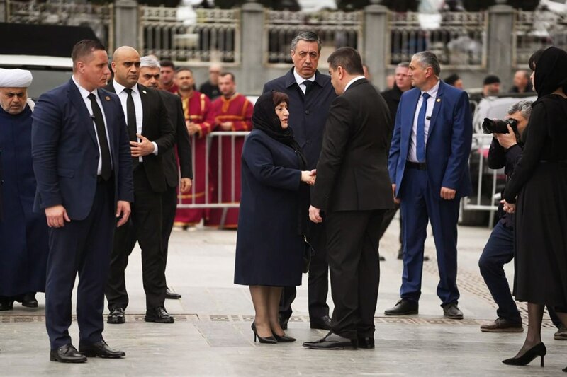 II İlya dəfn olunub, mərasimdə Sahibə Qafarova da iştirak edib - FOTOLAR