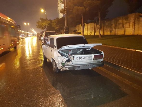 Bakıda 2 avtomobil toqquşub, yolda tıxac yaranıb - VİDEO/FOTO