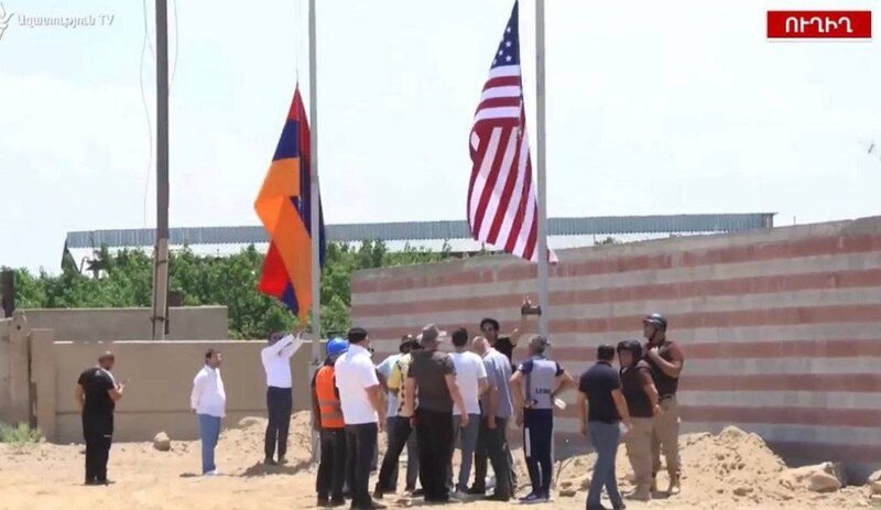 Naxçıvanla sərhəddə Ermənistan və Amerika bayraqları qaldırıldı
