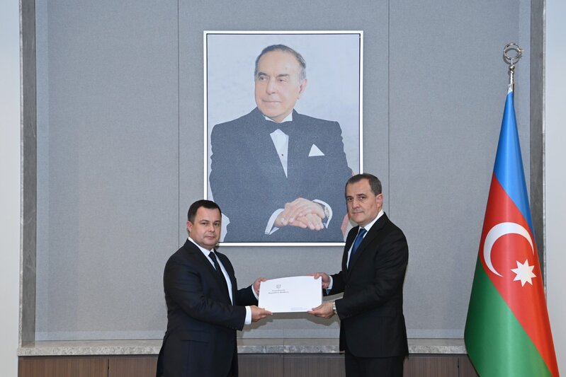 Nazir Moldova səfirinin etimadnaməsinin surətini qəbul etdi