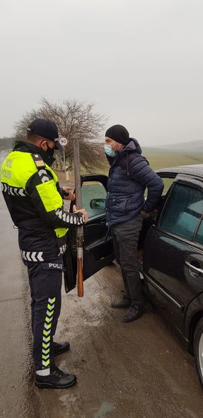İsmayıllıda yol polisi avtomobildə qanunsuz odlu silah aşkarlayıb - FOTO