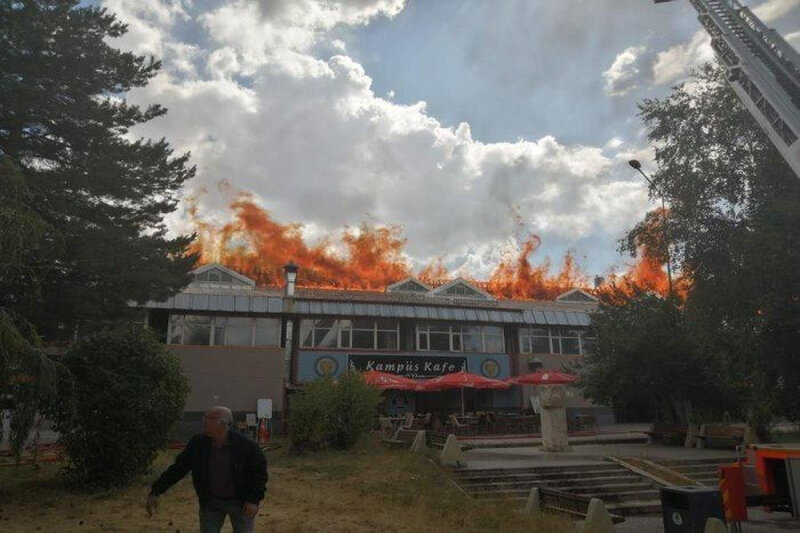 Türkiyədə universitetdə yanğın oldu