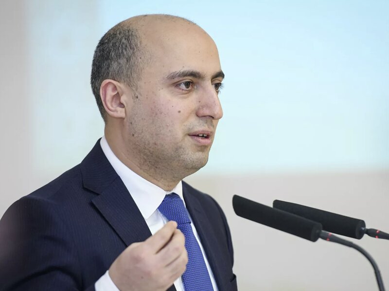 Müəllimi belə aşağılamağa sənə kim icazə verib?' – Deputat naziri müəllimdən üzr istəməyə çağırdı