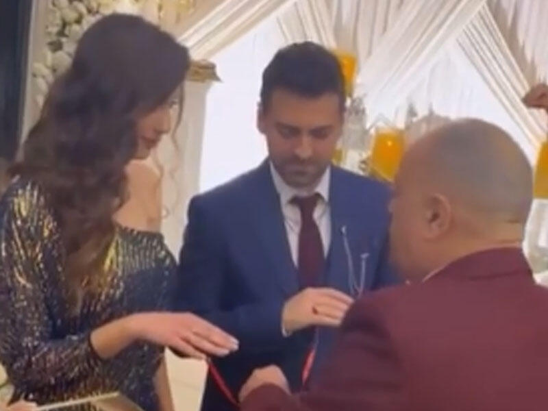 Röyanın qardaşı nişanlandı: Üzüyü atası taxdı - VİDEO