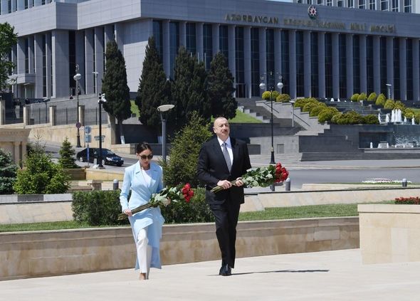 İlham Əliyev və Mehriban Əliyeva Həzi Aslanovun məzarını ziyarət ediblər - YENİLƏNİB + FOTO/VİDEO