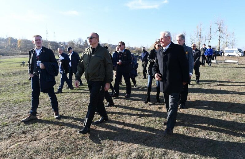 Prezident və birinci xanım VIII Qlobal Bakı Forumunun Şuşaya səfər edən iştirakçıları ilə söhbət ediblər - FOTOLAR
