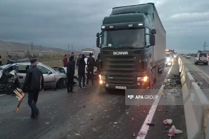 Bakı-Quba yolunda avtomobil betona çırpıldı, tıxac yarandı - FOTO