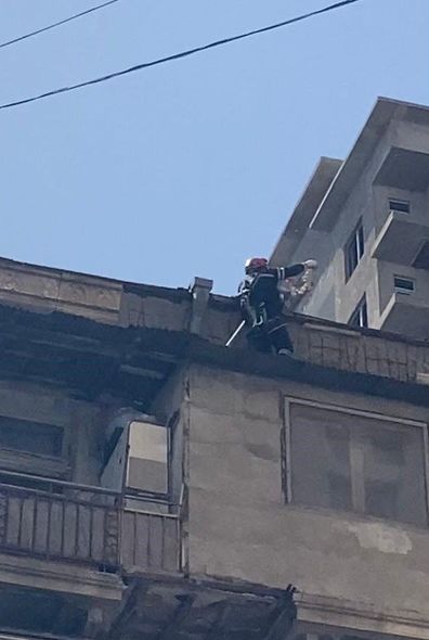Bakıda binadan qopan beton parçaları təhlükə yaratdı - FOTO