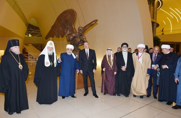Dünya dini liderlərinin II Bakı Sammitinin iştirakçılarının şərəfinə ziyafət verilib - FOTO