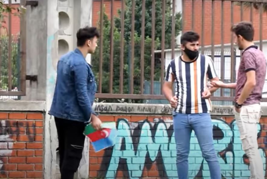 Türkiyədə sosial eksperiment: Azərbaycan bayrağını "yandırmaq" istədi və... - VİDEO