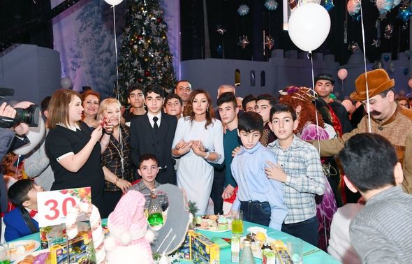 Birinci vitse-prezident Mehriban Əliyeva uşaqlar üçün keçirilmiş bayram şənliyində iştirak edib - FOTO/VİDEO