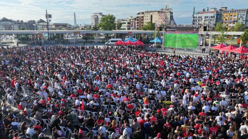 Səhərki matçı belə izlədilər - Fotolar